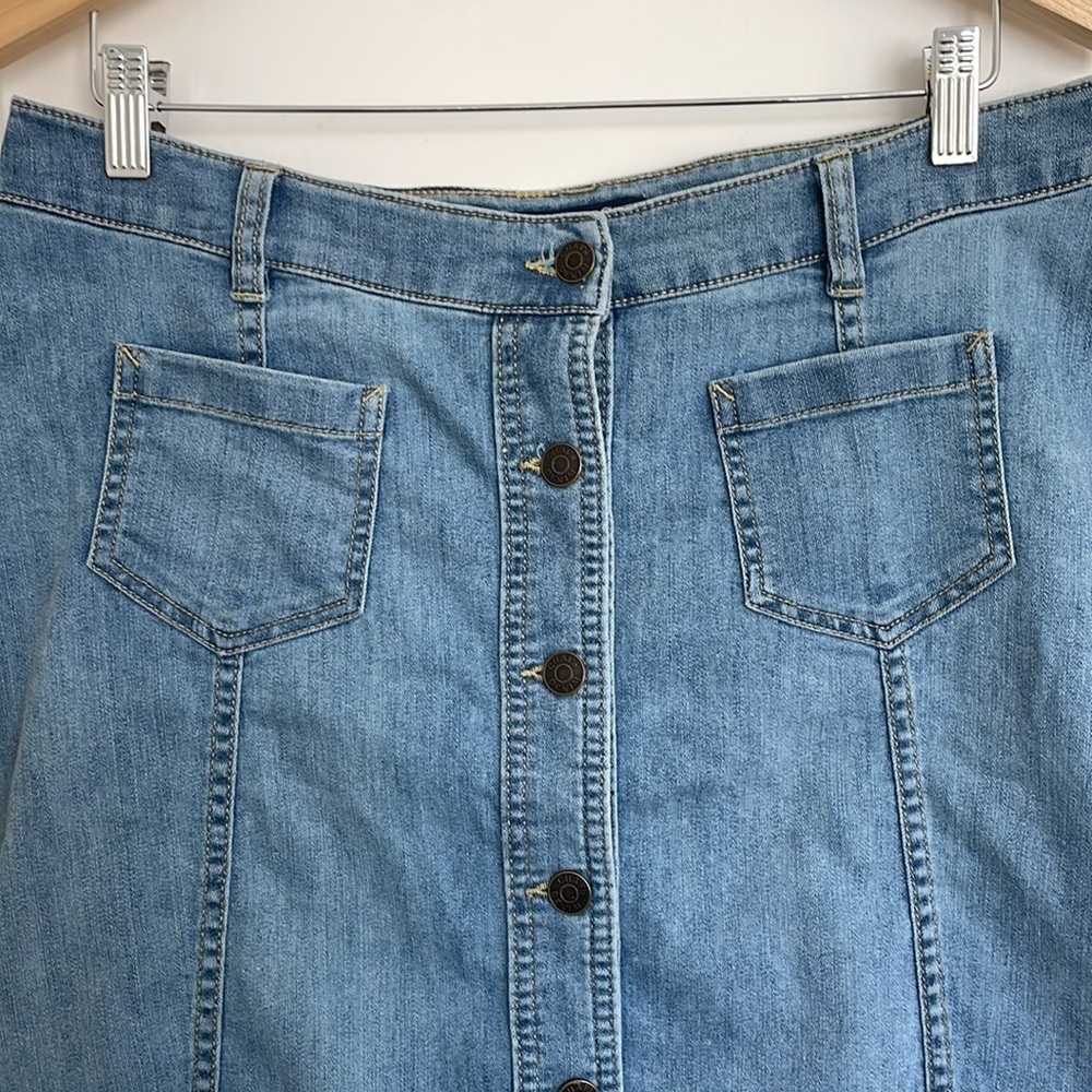 Chaps Women’s Denim Button-Front Skirt Lightwash … - image 2
